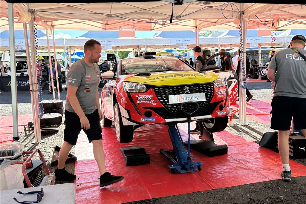 Glad Sports mekanikere arbejdede på højtryk i de få og korte pauser under Rallye Aveyron.
(Foto: Glad Sport Presse)